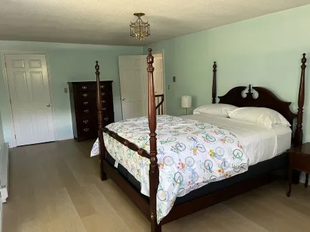 Colonial House with Long Lake access!