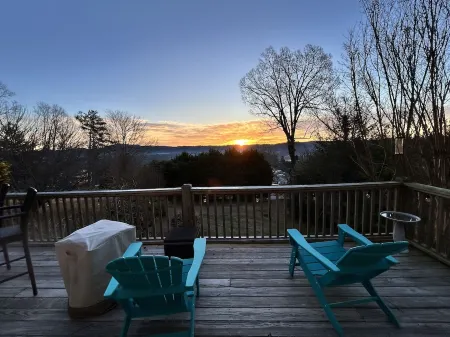 Fall Colors Peaking! Mountain View, Deck, Sunroom, Wood Fireplace, Dogs Welcome!