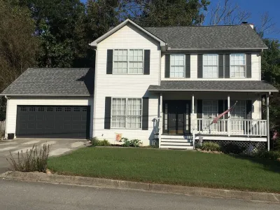 West Knoxville’s Modern Home Dog Friendly-Crib Easy Access UT-Airport-Oak Ridge