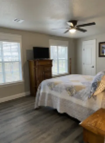 Remodeled country home w/firepit, super close to great hiking trails