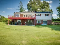 Gordon's Grandview Lakehouse beautiful year round in every season. Hotels in Roane County
