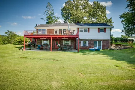 Gordon's Grandview Lakehouse beautiful year round in every season.