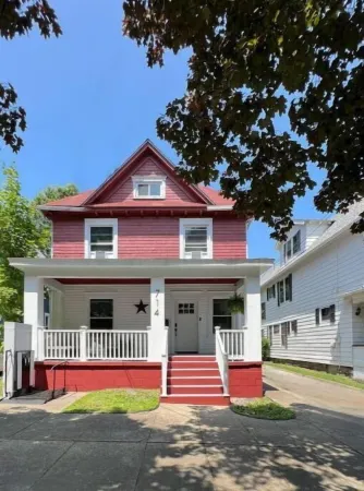 The House on Park: 4 Bedroom/2 Bath Family-Friendly Home in the heart of Erie!