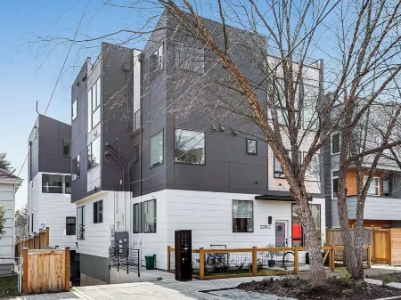 Downtown Ballard View Home Walk to Bars & Shops Отели рядом с достопримечательностью «Sakya Monastery of Tibetan Buddhism»