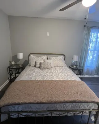 Upscale apartment near Worlds of Fun, Arrowhead Stadium, Country Club Plaza! 7-Eleven附近的飯店
