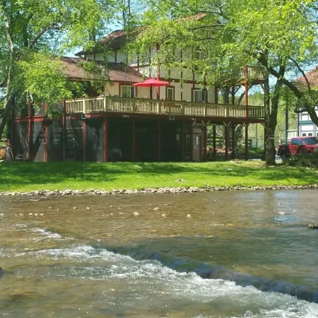 Luxury Chalet On The Chattahoochee River - Short Walk To Downtown Helen