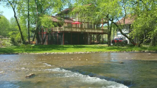 Luxury Chalet On The Chattahoochee River - Short Walk To Downtown Helen