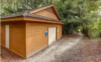 Quick Beach Access- Beautiful Screened in Deck and POOL Отели рядом с достопримечательностью «Шоппинг-центр Амелия Плаза»