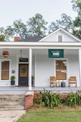 The Waverly House. A Vintage-Mod Bungalow in Columbus. Hotels near Lambs International Funeral Home