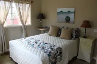 Plantation Style cottage short walk to beach and town Permit STPH2013/0004