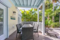 ★Beautiful Modern gated Vacation Oasis★ Private pool & patio close to activities