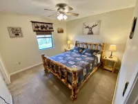 Fully fenced yard/Swing Set/Hot Tub/Pet and kids friendly