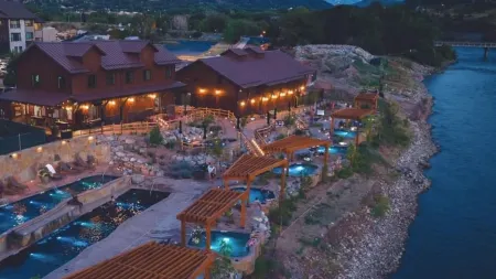 Kings & Queens Autumn Oasis· 2 Kings + 2 Queen Sofas · Mtn Views-Near Glenwood