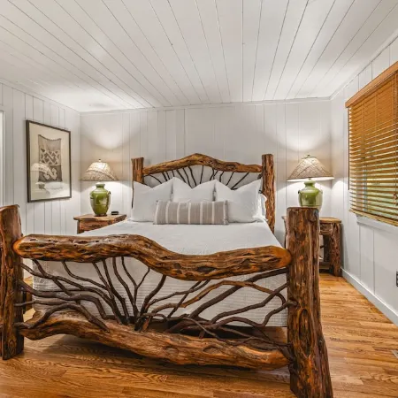 Highlands Cabin on Scenic Pond, 6 Min Drive to Main Street and Pet Friendly!