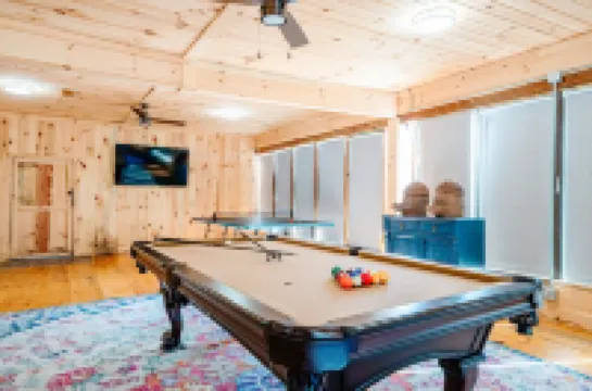 Majestic log home on 20 private acres near ski resort w/pool & hot tub