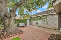 The Cozy Houz at Cimarron! With Golf Course View Hotels in Mission