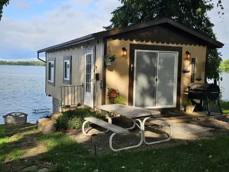 Super spacious cabin. Simple layout and great views overlooking the lake!