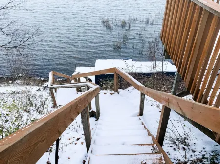 Charming Cabin Overlooking Rush Lake