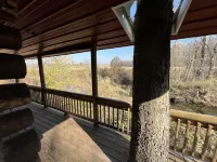 Quiet Cabin on Walnut Creek, Covered Deck, Hot Tub, Swimming Hole, Shelter House