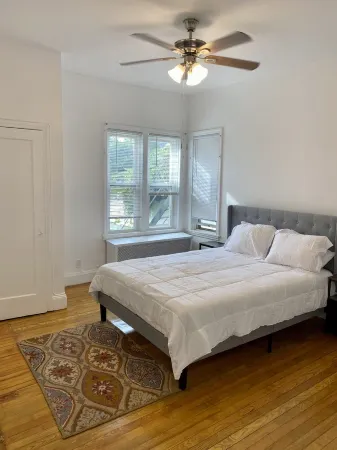 Beautiful, spacious, and centrally located - 25 minutes from the heart of NYC. Отели рядом с достопримечательностью «Антермайер Гарденс Консерванси»