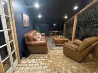 The Walden House; cozy strawbale 3-bedroom home with fitness room & Hot Tub. Hotels in Jackson County