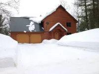 Lake front Custom Log home .Kayaks Loons Bald eagles fox & turkeys included. Hotel a Hayes Township