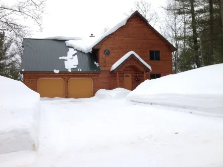 Lake front Custom Log home .Kayaks Loons Bald eagles fox & turkeys included.