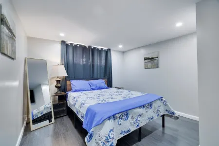 BEAUTIFUL NEWLY BUILT FOUR BEDROOM BASEMENT APARTMENT Отели рядом с достопримечательностью «Технологический институт Нью-Джерси»