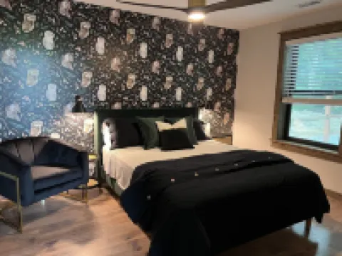 Golden Acres Barn with Hot Tub+Firepit+Game Loft, & Mountain views, creek access