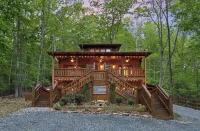 Upscale Cabin! Hot Tub & Arcade!