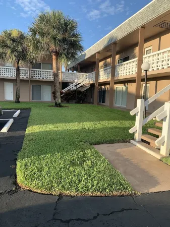 Beautiful 1st floor condo at the DIPLOMAT!Steps to the beach!