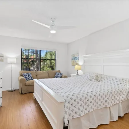 Peaceful Lakeview Condo • 2 Pools • Minutes to Img & Beaches