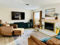 Marigold Inn ! Mid century renovated home! 1.2 mi from ND!!