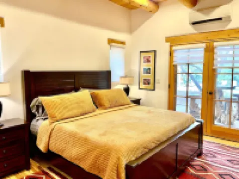 Green Acres Luxury Estate on 4 Acres 8m to Plaza!