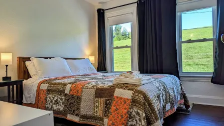 Quiet, Central, Free Level 2 EV charging, Close to I-83/Route 30, Country Vibe Отели в г. Манчестер Тауншип