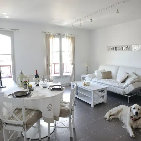 Remodeled waterfront romantic apartment downtown Honfleur. Panoramic sights