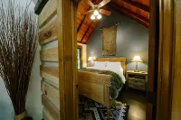 Molly’s Creekside Cabin, on Lovers Lane (Sonoma Wine Tasting/Biking Getaway)