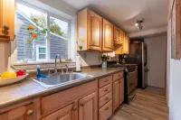 Charming Waneta Lake Front Cottage! Kayaks! Wine Country Flx