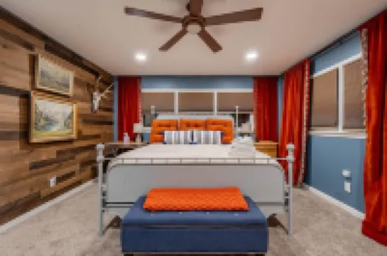 The Gaston Haus - 4 Bedroom/2 Bath European Experience