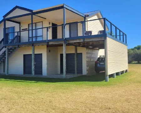 The Flagstaff Clayton Bay - relaxing getaway with water views. Sleeps up to 7 Hotels in Goolwa