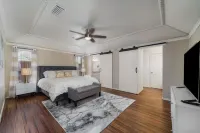 One Story House, King Beds, TV in all bedrooms, Desks, Grill and Pool.