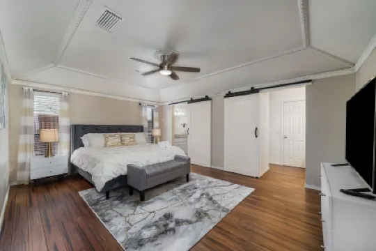 One Story House, King Beds, TV in all bedrooms, Desks, Grill and Pool.