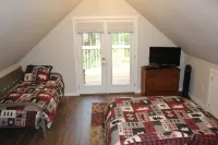 Cozy Bears Den Cabin just off Lake Kokanee