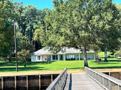 Toledo Bend Lakefront Home in Pendleton Harbor. Great for a family vacation! Hotel dekat Trail Between the Lakes: Trailhead # 2 - Yellowpine