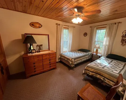 Pioneer Lodge Log Cabin Hotels in Dewhurst