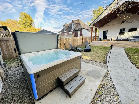 Kentucky Dream! 4BR, 3BA, 2Car-G/Covered Backyard Stage, 1-Mile from Rupp! Отели рядом с достопримечательностью «Университет Кентукки»