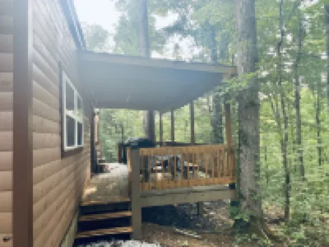 WINDROCK CABIN THAT IS 5 MINUTES AWAY FROM GENERAL STORE AND TRAIL HEADS BEAUTY!