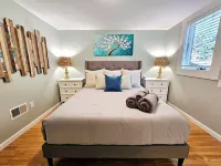 Vintage charm, modern comfort! Lakeshore retreat 3 mins to the beach!