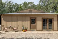 country living in a city. very close to DFW airport. in the heart of town - Wifi