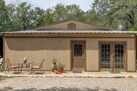 country living in a city. very close to DFW airport. in the heart of town Отели рядом с достопримечательностью «Stay N' Play»